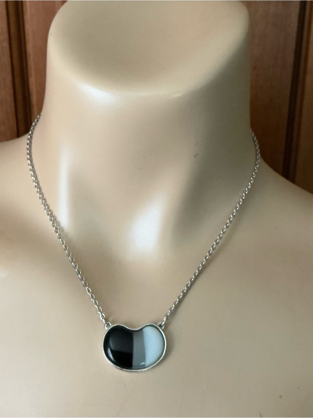Vintage Sarah Coventry  Black, gray and White Kidney Pendant Necklace